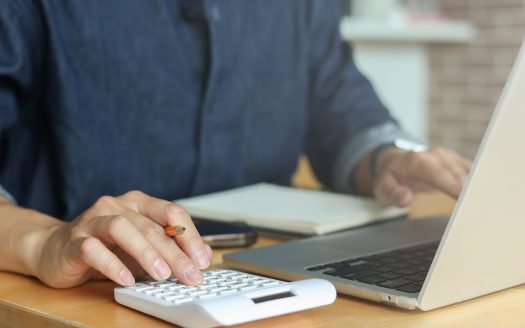 Person am Taschenrechner