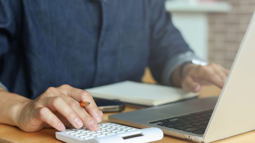 Person am Taschenrechner