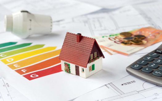 Modellhaus auf Energieskala